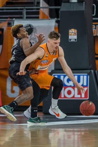 卡萨多与伊 卡萨多与伊